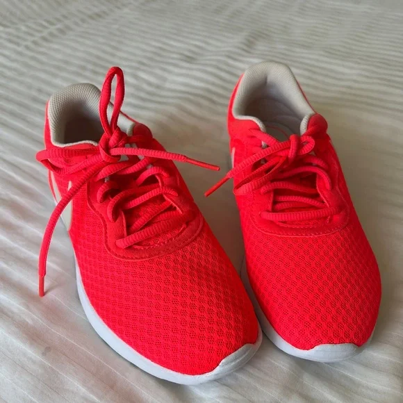 Nike running sneakers. NEW women size 6 - Picture 1 of 4